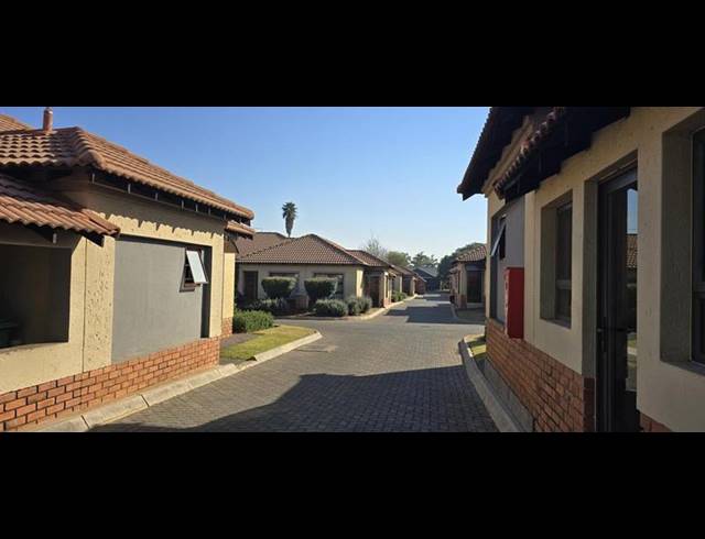 3 BEDROOM TOWNHOUSE FOR SALE IN SINOVILLE